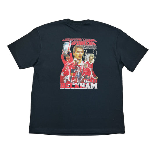MANCHESTER UNITED BECKHAM 'CAMP NOU 1999' BOOTLEG TEE | Cult Kits, Large / Manchester United / Black